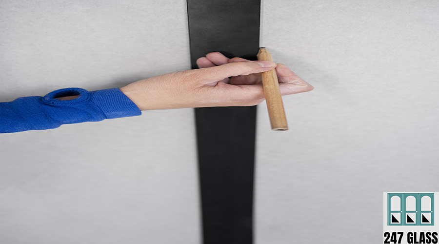 hand-holding-pen-mark-placard