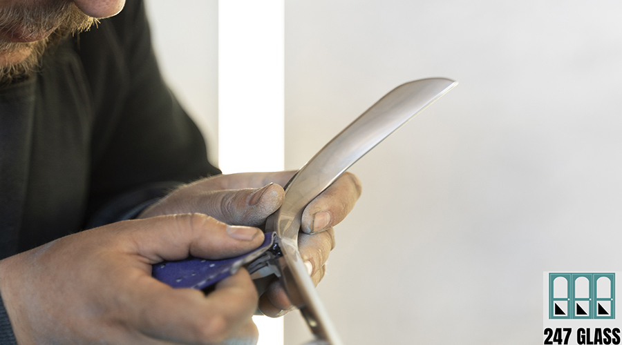 service-worker-painting-car-auto-service