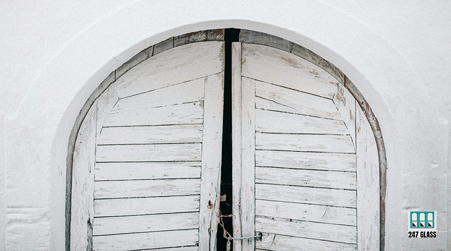 marita-mones-mAxG3w_2ZDk-unsplash commercial door glass replacement
