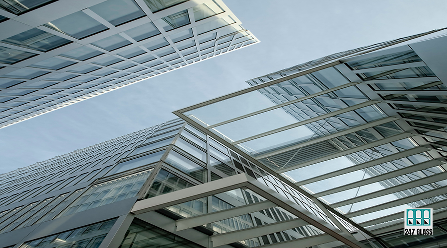 ricardo-gomez-angel-uYpCFuddgYE-unsplash commercial door glass installation