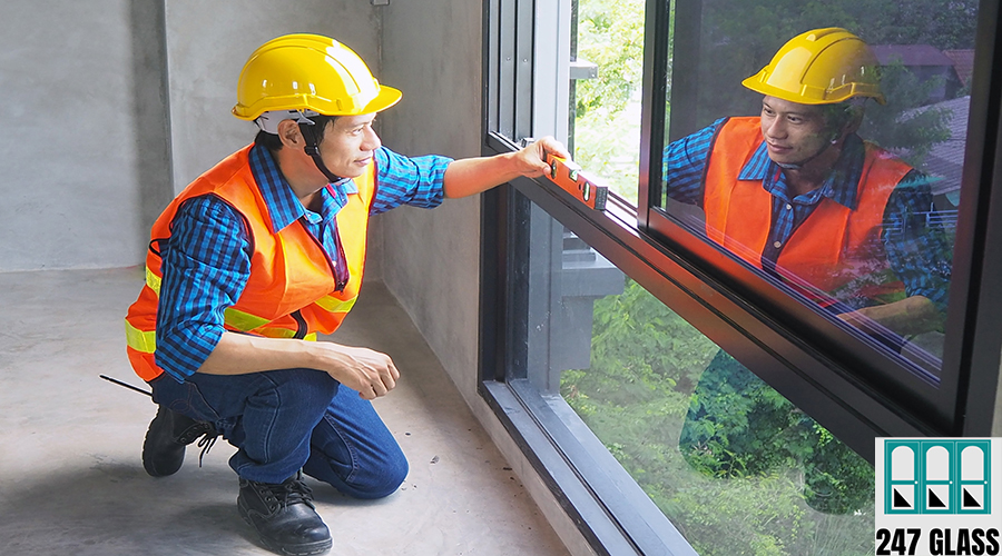 Check the window frame level to meet the standard. Real estate i Check the window frame level to meet the standard. Real estate inspection or home inspection before arrival.