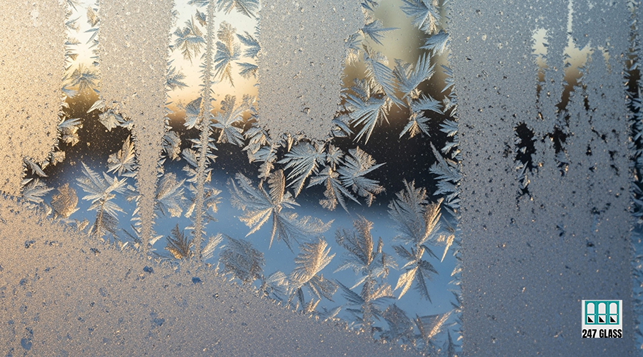 vecteezy_frost-on-the-window-of-a-house-at-sunset_68648341 vecteezy_frost-on-the-window-of-a-house-at-sunset_68648341