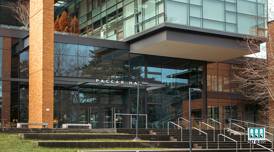 zoshua-colah-gzanDeDTrwY-unsplash.webp commercial door glass installation