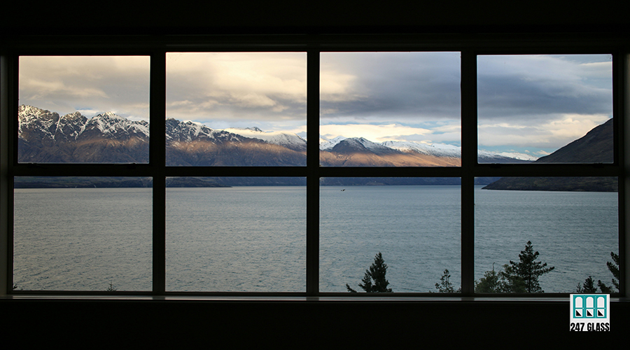 r-mo-w-_iZqdviAo-unsplash commercial window repair door