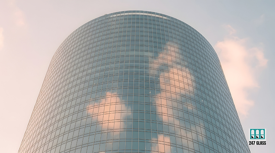 vecteezy_curved-glass-skyscraper-reflecting-clouds-modern_71004964